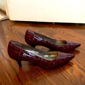 Bandolino pointed toe faux alligator pumps size 8M Excellent preowned condition